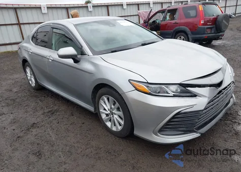 2021 Toyota Camry Le z USA, uszkodzony, nr VIN 4T1C11AK7MU443000